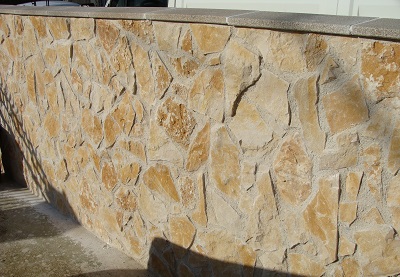 Joints du parement : à l'aide d'une poche ou en sur quantité par dessus la pierre, le joint devra être à base de sable 02 + ciment + dose hydrofuge. Lisser et nettoyez.