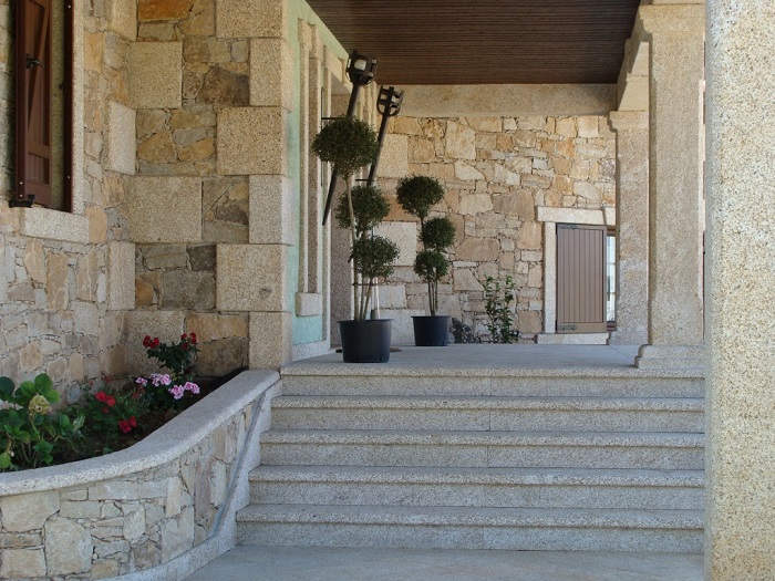 Aménagement extérieur granit - taillé sous forme de placage, pièces de tableaux menuiseries, colonnes et escalier en granit beige bouchardé