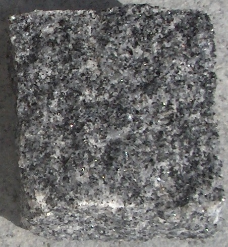 pavé granit gris foncé eclaté